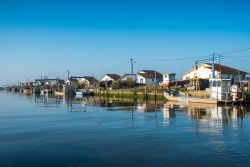 Il villaggio di Arcachon, Francia. Questa località, protetta dalla Duna del Pyla, la più alta d'Europa, è famosa per l'allevamento delle ostriche e per la pesca.



 ...