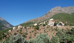 Il villaggio di Asco tra le montagne della Corsica