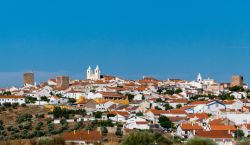 Il villaggio di Avis, Portogallo: questa bella località lega la sua storia al potente Ordine Militare di Avis da cui ha preso il nome.
