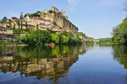 Il villaggio di Beynac-et-Cazenac riflesso sul fiume Dordogna - © thecreatives / Shutterstock.com
