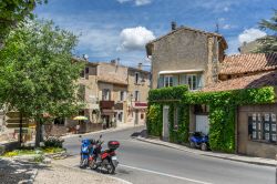 Il villaggio di Bonnieux, Provenza, Francia. Situato sul versante nord del Luberon, questo borgo arroccato si trova di fronte a quello di Lacoste.


