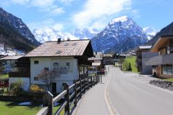 Il villaggio di Brand nel distretto di Bludenz, Austria. Situato a 1036 metri di altezza, questo grazioso borgo ospita meno di 800 abitanti - © RukiMedia / Shutterstock.com