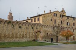 Il villaggio di Buonconvento in provincia di Siena, Toscana: è una delle località più belle d'Italia - © robertonencini / Shutterstock.com