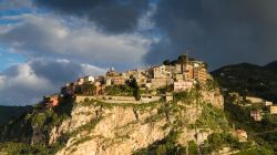 Il villaggio di Castelmola, Sicilia. Anche con il cielo minaccioso, il panorama sul borgo di Castelmola è uno dei più suggestivi che si possa ammirare in questo angolo di Sicilia. ...