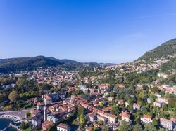 Il villaggio di Cernobbio, destinazione turistica sul lago di Como (Lombardia). Questo è un piccolo gioiello incastonato fra la riva occidentale del Lario e il panoramico Monte Bisino.
 ...