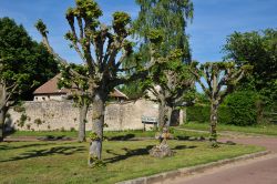 Il villaggio di Cherence in Val d'Oise, Ile-de-France (Francia). Val d'Oise è uno dei dipartimenti della regione in cui si trova Parigi.
