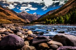 Il villaggio di Chitkul nel distretto di Kinnaur, Himachal Pradesh, India. Ultimo centro abitato vicino al confine indo-cinese, Chitkul durante l'inverno rimane quasi completamente ricoperto ...