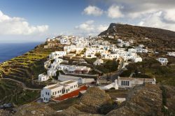 Il villaggio di Chora fotografato dall'alto, isola di Sikinos, Grecia.

