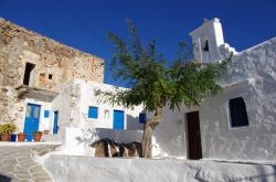 Il villaggio di Chorio sull'isola di Kimolos, Grecia. Adagiato sul basso crinale, questo borgo è quanto di più autentico si possa trovare nelle Cicladi.
