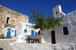 Il villaggio di Chorio sull'isola di Kimolos, Grecia. Adagiato sul basso crinale, questo borgo è quanto di più autentico si possa trovare nelle Cicladi.
