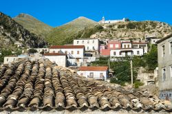 Il villaggio di Dhermi e la chiesa di S. Maria sulle colline del sud dell'Albania