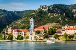 Il villaggio di Durnstein con il celebre campanile sul fiume Danubio, valle di Wachau (Austria).

