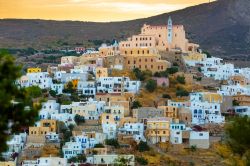 Il villaggio di Ermopoli con la chiesa di San Giorgio e le tipiche case al crepuscolo, isola di Syros, Grecia.

