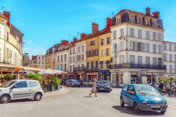 Il villaggio di Fontainebleau, sobborgo di Parigi (Francia) con edifici e palazzi - © V_E / Shutterstock.com