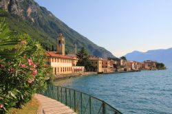 Il villaggio di Gargnano si rispecchia nelle acque del lago di Garda, Lombardia, Italia.



