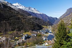 Il villaggio di Gedre e la valle di Gavarnie, Pirenei, Francia. Nel gennaio 2016 Gedre e Gavarnie sono stati fusi per formare il nuovo Comune di Gavarnie-Gedre.
