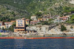 Il villaggio di Giglio Porto in Toscana: la barriera di protezione arancione era stata installata per scongiurare eventuali sversamenti di gasolio sulla costa, che potevano accadere durante ...