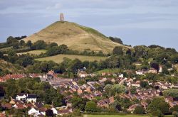 Il villaggio di Glastonbury e la Torre di San Michele  nel Somerset, in Inghilterra. E' nota con il nome di Glastonbury Tor.