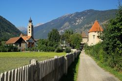 Panorama sul villaggio di Glorenza, Alto Adige. Gioiello di architettura tardo medievale, Glurns ha avuto nel corso dei secoli grande importanza come fortezza e mercato: ancora oggi la città ...