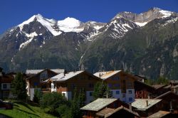 Il Villaggio di Grachen in Svizzera e sullo sfondo le Alpi del Canton Vallese