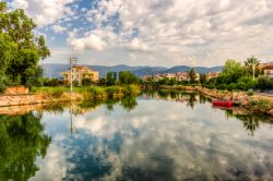 Il villaggio di Gumuldur sul fiume Azmak non lontano da Izmir in Turchia