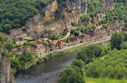 Il villaggio di La Roque Gageac fotografato dai giardini di Marqueyssac in Francia