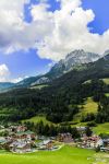 Il villaggio di Leogang in Austria con le montagne sullo sfondo.

