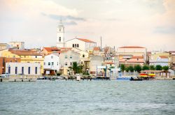 Il villaggio di Lesina e il lago omonimo in Puglia, Penisola del Gargano.