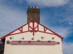 Il villaggio di Llanfairpwllgwyngyllgogerychwyrndrobwllllantysiliogogogoch sull'isola di Anglesey nel Galles. E' forse il nome più lungo del Regno Unito, uno dei 3 più ...