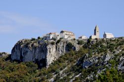 Il villaggio di Lubenice sull'isola di Cres visto dal basso, Croazia. Sorge su uno sperone roccioso.
