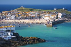 Il villaggio di mare di St. Ives in Cornovaglia, Regno Unito. Circondata dalle scogliere di una baia a forma di mezzaluna, questa località basa buona parte delle sue ricchezze (circa ...