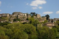 Il villaggio di Menerbes, Francia. Costruito su uno sperone roccioso del Luberon, questo borgo è considerato uno dei più belli di Francia.



