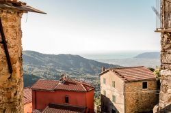 Il villaggio di montagna di Fosdinovo in Toscana, la vista dal castello in direzione sud