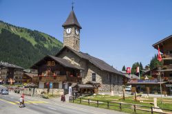 Il villaggio di Morgins, località sciistica della Svizzera. Sullo sfondo una vecchia chiesa del paese - © ELEPHOTOS / Shutterstock.com