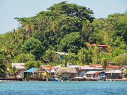 Il villaggio di Old Bank sulla costa del mare dei Caraibi con la vegetazione come sfondo a Bastimentos Island, Bocas del Toro, Panama.




