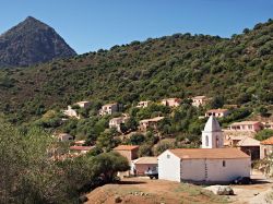 Il villaggio di Osani si affaccia sul selvaggio golfo di Girolata lungo la costa ovest della Corsica - © Pierre Bona - CC BY-SA 3.0 - Wikipedia