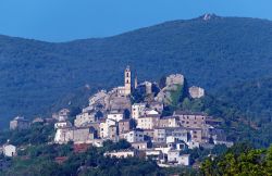 Il villaggio di Penta arroccato sulle montagne della regione di Casinca, in Corsica