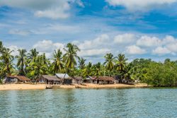 Il villaggio di pescatori di Ambatozavavy, isola di Nosy Be, nel nord del Madagascar  - © byvalet / Shutterstock.com