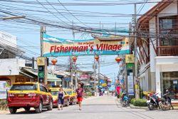 Il villaggio di pescatori di Bophut beach a Koh Samui in Thailandia - © Chantal de Bruijne / Shutterstock.com