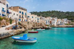 Il villaggio di pescatori  di Levanzo, la piccola isola delle Egadi al largo di Trapani in Sicilia - © Fabio Lotti / Shutterstock.com