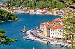 Il villaggio di pescatori di Novigrad, Croazia: cresciuto sulla sua piccola penisola, Novigrad ha mantenuto la sua forma medievale con strade strette e tortuose e piccole botteghe.
