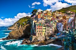 Il villaggio di pescatori di Riomaggiore in Liguria, tra le rocce delle Cinque Terre