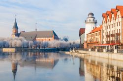 Il villaggio di pescatori e la cattedrale di Kaliningrad, Russia, in una giornata invernale.

