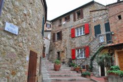 Il villaggio di Petroio, Trequanda, Toscana. Questa graziosa frazione di Trequanda dista circa 5 km e mezzo dal Comune - © Fabio Caironi / Shutterstock.com