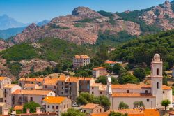 Il villaggio di Piana in Corsica occidentale famoso per i suoi calanchi - © Eugene Sergeev / Shutterstock.com