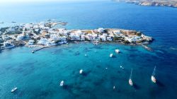 Il villaggio di Polonia (Milos) fotografato dall'alto con un drone: siamo nei pressi dell'isola di Kimolos, nelle Cicladi.

