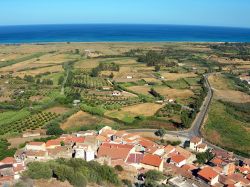 Il villaggio di Posada, la costa e il mare della Sardegna - © gaspart - Flickr, CC BY 2.0, Wikipedia