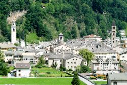 Il villaggio di Poschiavo in Svizzera, dalle tipiche case con il tetto in lastre di pietra - © Stefano Ember / Shutterstock.com