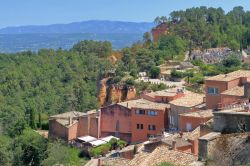 Il villaggio di Roussillon, nel dipartimento della Vaucluse, si trova all'interno del Parco naturale regionale del Luberon, iscritto nella lista del Patrimonio dell'Umanità dell'UNESCO ...