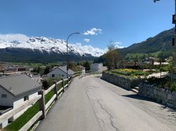 Il villaggio di Samedan nel Canton dei Grigioni, siamo in Svizzera appena a nord di Sankt Moritz, Engadina
